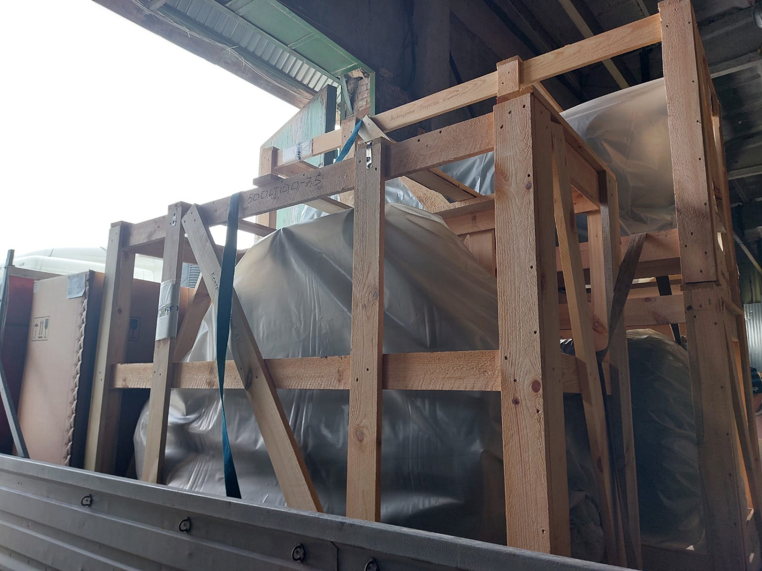 Отгрузка поршневого компрессора REMEZA СБ4/Ф-500.LT100, ресиверов и запчастей в г. Новосибирск