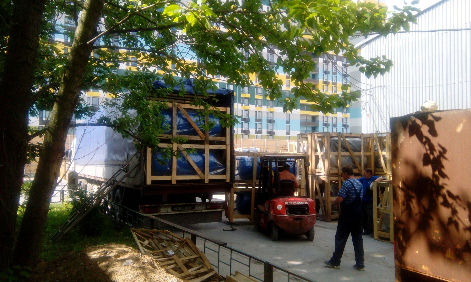 Разгрузка фуры с завода Ремеза (ресиверы)