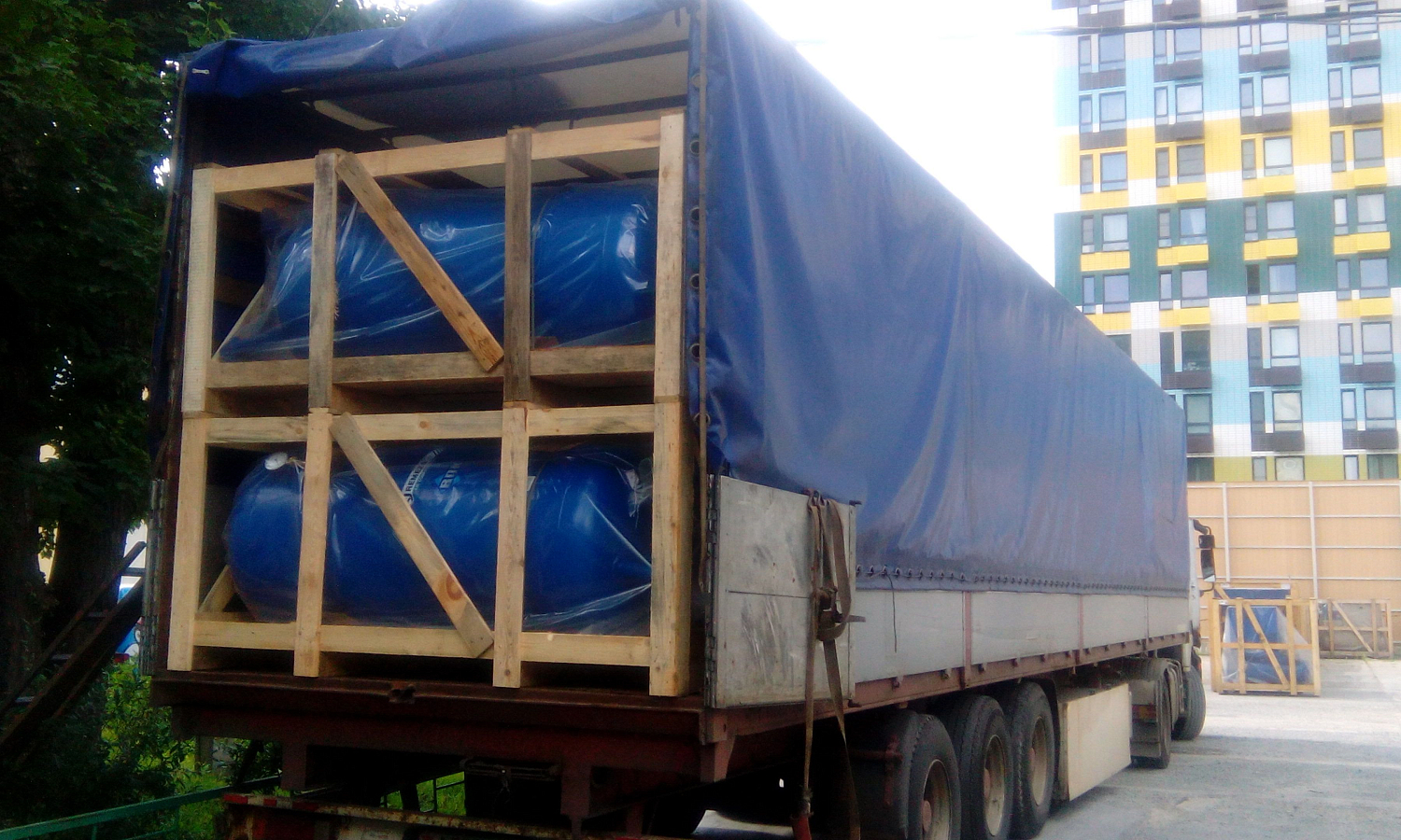 Разгрузка фуры с завода Ремеза (ресиверы)