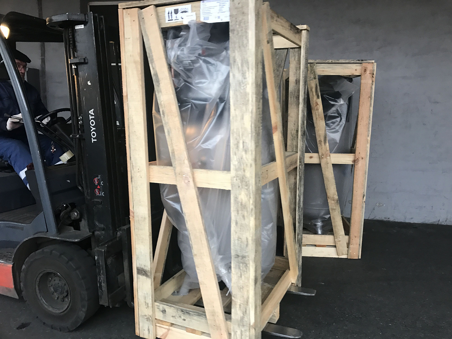 Поставка вертикальных компрессоров клиенту для шиномонтажа Поставка вертикальных компрессоров клиенту для шиномонтажа